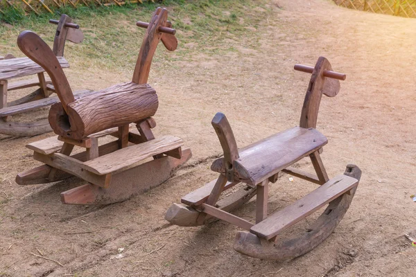 Cavallo a dondolo in legno nel parco giochi — Foto Stock