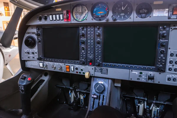 Panel de control en una cabina con equipo de instrumentos — Foto de Stock