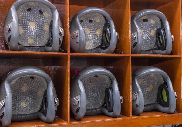 Casque de pilote d'hélicoptère sur les casiers — Photo