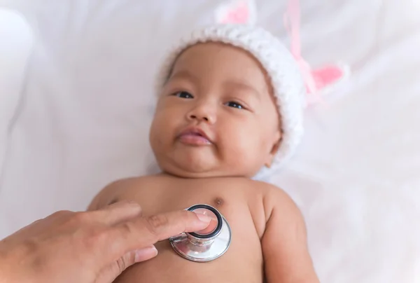 Медицинские инструменты стетоскоп в руке новорожденной девочки — стоковое фото