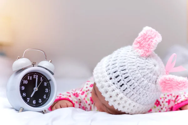 Şirin Bebek kız ve çalar saat sabah uyandırma