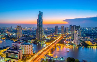 Bangkok cityscape gece zamanında nehir manzara