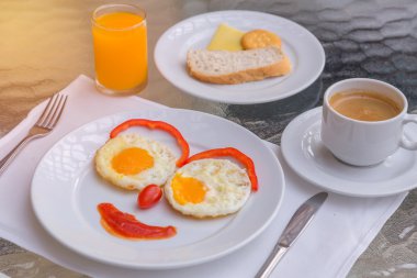 Mutlu yüz kızartma yumurta kahvaltı için