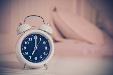 çalar saat yatak odasında yatağın üstüne
