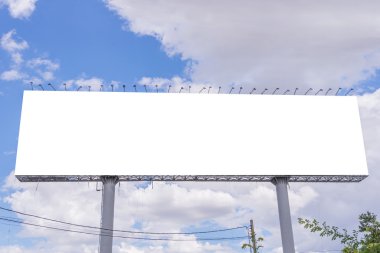 Büyük boş ilan panosu yeni reklam için hazır.