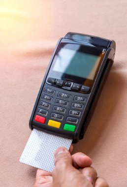 Kredi kartı Pos terminal deposundaki swiping el