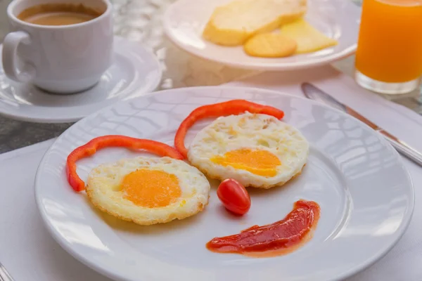 Mutlu yüz kızartma yumurta kahvaltı kahve ile — Stok fotoğraf
