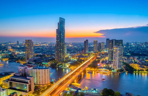 Landscape of river in Bangkok cityscape in night time — Stock Photo, Image