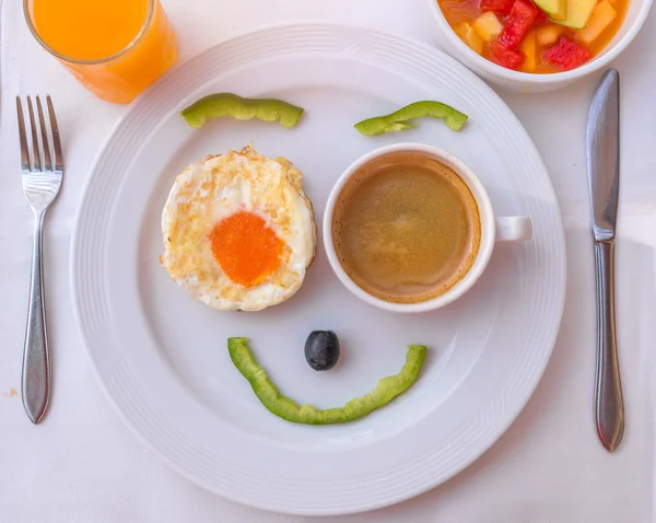 Glückliches Gesicht beim Eier braten Frühstück — Stockfoto