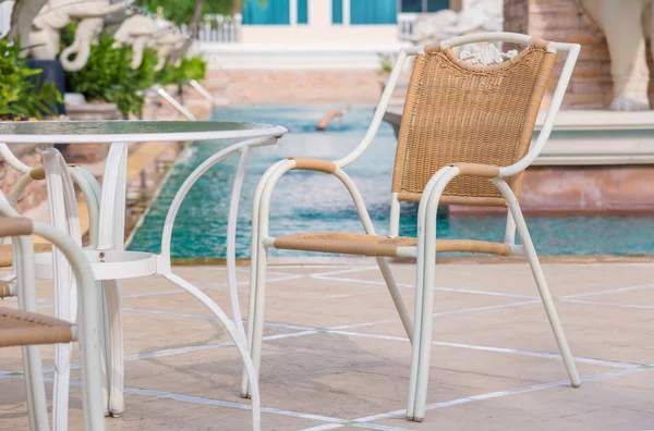 Chaises et tables à côté de la piscine — Photo