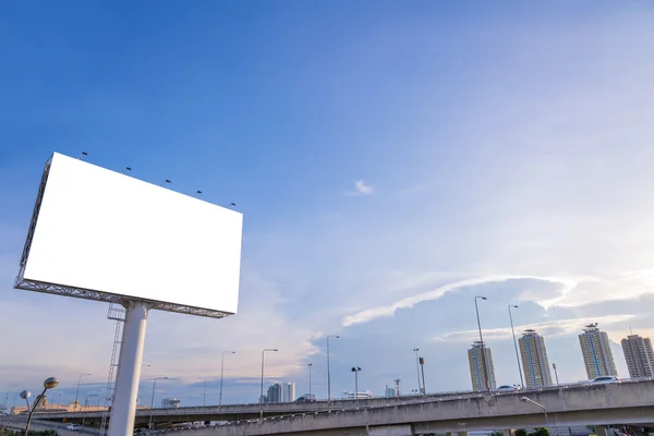 Grande cartellone bianco pronto per la nuova pubblicità — Foto Stock