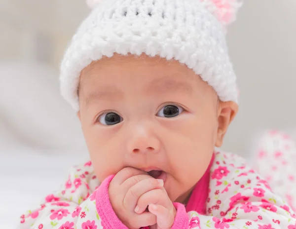 Portret van schattige pasgeboren babymeisje op het bed — Stockfoto