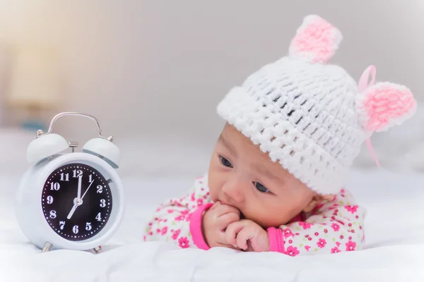 Söt baby flicka och väckarklocka vaknar upp på morgonen — Stockfoto