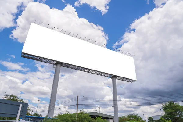 Große weiße Plakatwand bereit für neue Werbung. — Stockfoto