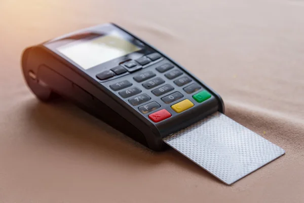 Hand Swiping Credit Card on POS terminal in Store — Stock Photo, Image