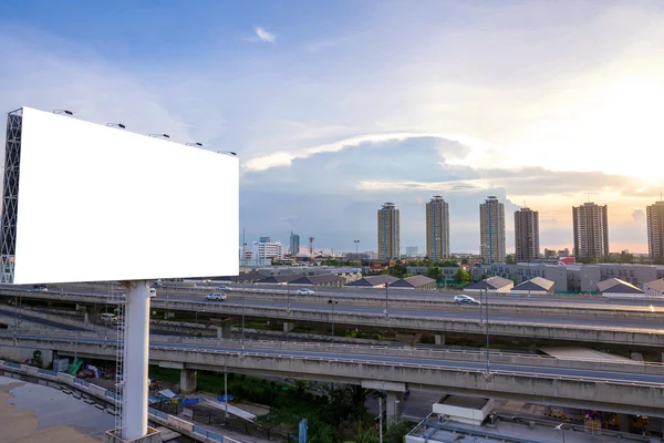 새로운 광고를 준비하고 있는 거대 한 블랑 광고판. — 스톡 사진