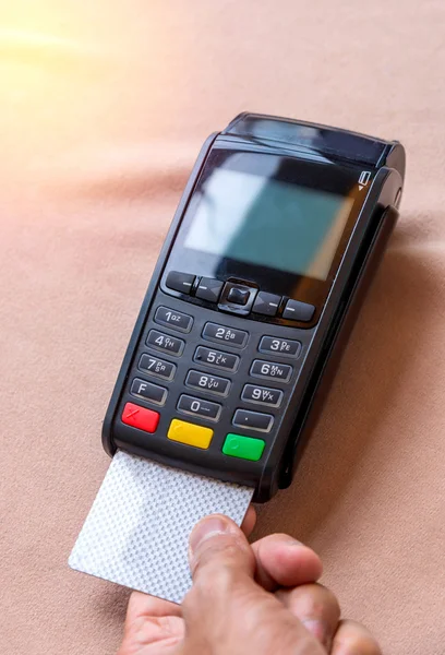 Kredi kartı Pos terminal deposundaki swiping el