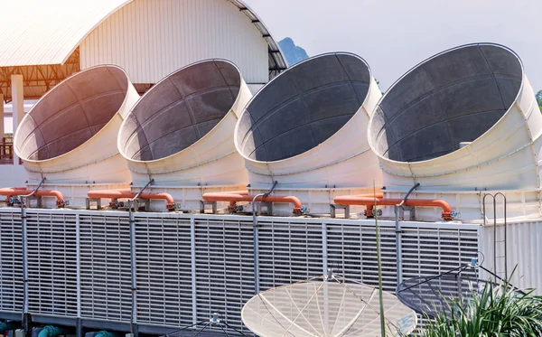 Buizen van ventilatie bevinden zich op gebouw — Stockfoto