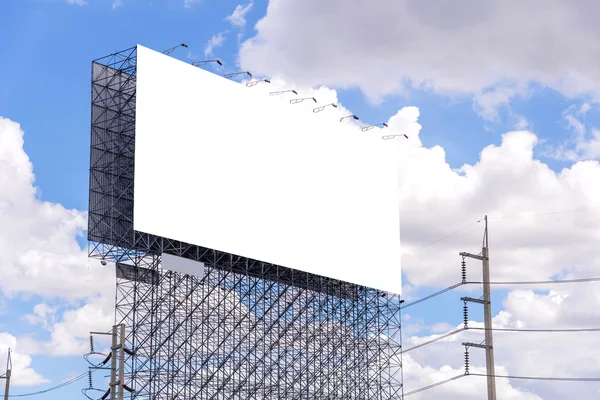 Große weiße Plakatwand bereit für neue Werbung. — Stockfoto