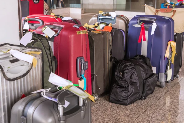 Bagage dat bestaat uit grote koffers rugzakken en reistas — Stockfoto