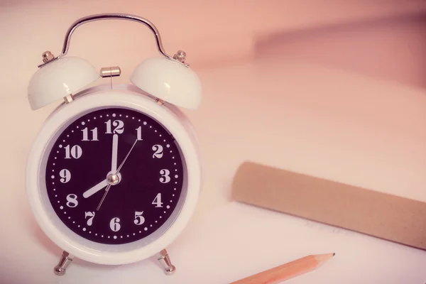 Despertador na cama no quarto, estilo retro — Fotografia de Stock