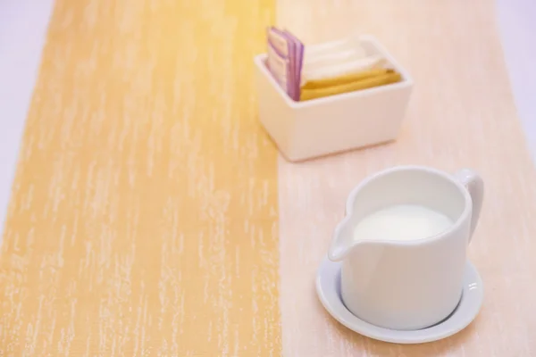 Latte in brocca per caffè caldo o bevande salutari — Foto Stock