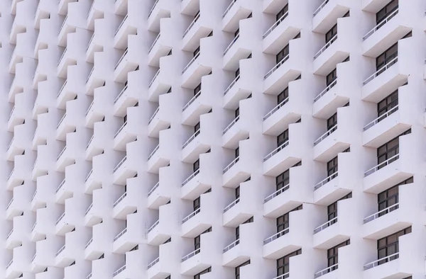 Балкон многоквартирного дома в городе — стоковое фото