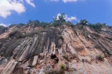 Gökyüzü ile Laos Mountain kayalık uçurum