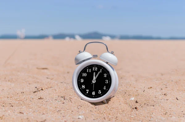 Klasszikus analóg órák a homok a tengerparton — Stock Fotó