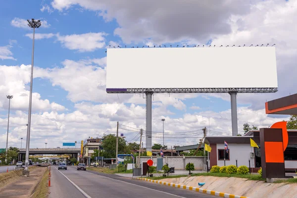 Grande cartellone bianco su strada con sfondo vista città — Foto Stock