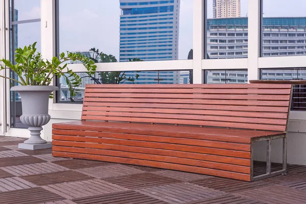 Silla al aire libre para fumar en edificio de oficinas moderno —  Fotos de Stock