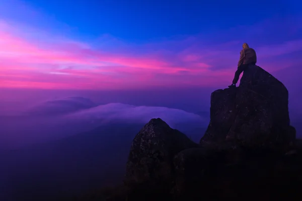 Traveler standing on the rock with Sunrise scene and mist at mou — Stock Photo, Image