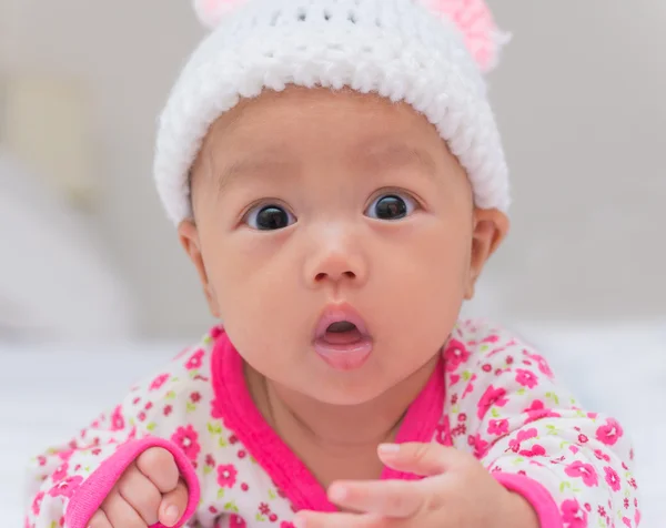 Retrato de bebê recém-nascido bonito menina na cama — Fotografia de Stock