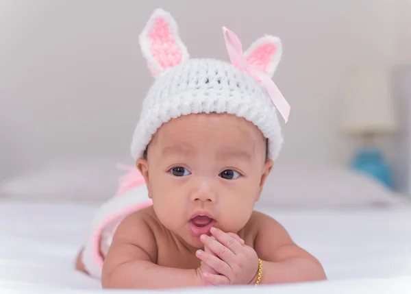 Retrato de bebê recém-nascido bonito sorriso na cama — Fotografia de Stock