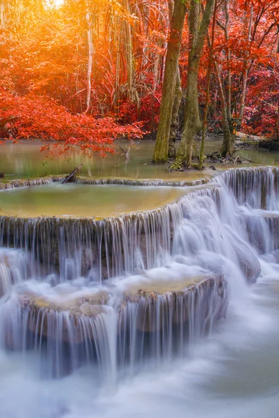 Cascada en la selva profunda (Huay Mae Kamin Cascada i — Foto de Stock