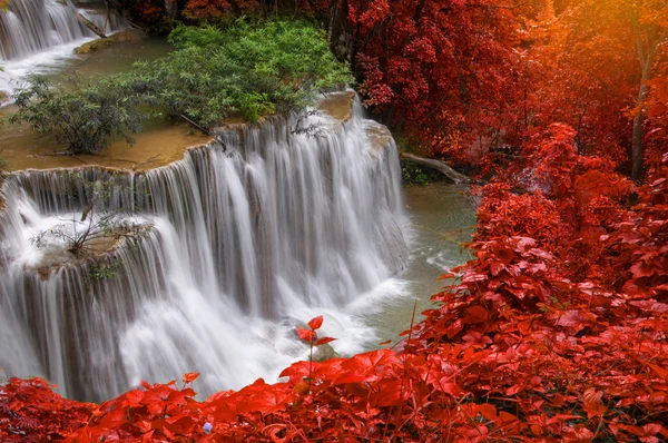 Waterfall in deep rain forest jungle (Huay Mae Kamin Waterfall) — Stock Photo, Image