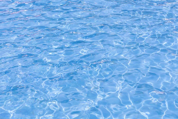 Blaues Schwimmbad mit sonnigen Reflexen — Stockfoto