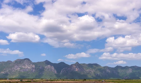 Beautiful landscape on mountain with nice blue sky — Stock Photo, Image