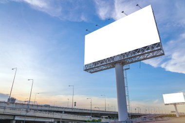 Büyük boş ilan panosu yeni reklam için hazır.