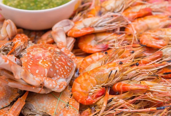 Crevettes grillées et crabe sur le plat avec sauce aux fruits de mer — Photo