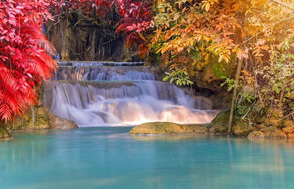 Καταρράκτη στο τροπικό δάσος (Tat Kuang Si Waterfalls στο Luang praba — Φωτογραφία Αρχείου