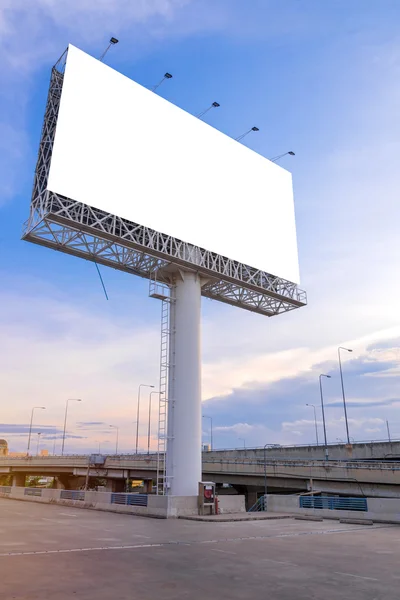 Große weiße Plakatwand bereit für neue Werbung — Stockfoto