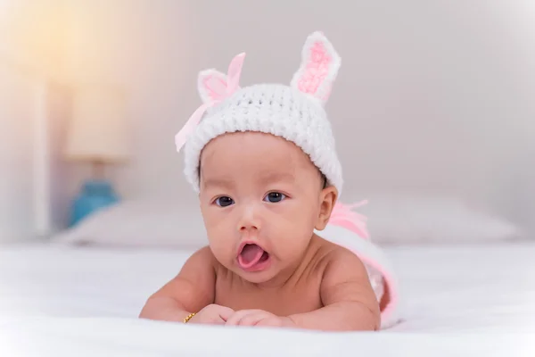 Retrato de bebê recém-nascido bonito menina na cama — Fotografia de Stock