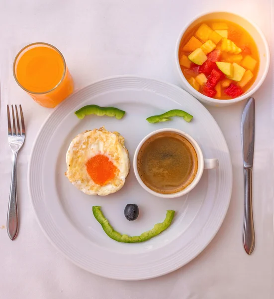 Glückliches Gesicht beim Eier braten Frühstück — Stockfoto