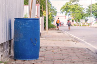 çöp kovaları Parkta yürümek yanında yol