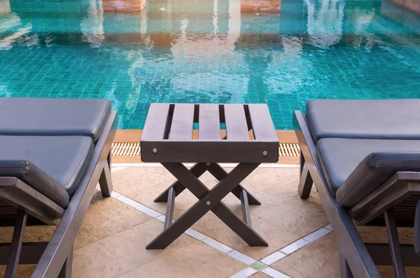 Lüks Yüzme Havuzu ile beyaz şezlonglar