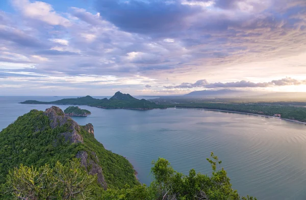 Tropiskt landskap över havet vid Khao Lom Muak på thailand — Stockfoto