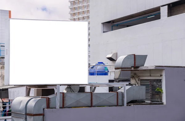 시 뷰 배경에서 건물에 큰 빈 게시판 — 스톡 사진