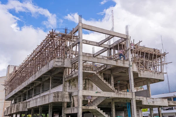 Gebouw bouwplaats in vooruitgang tegen blauwe hemel — Stockfoto