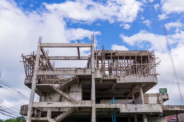 Gebouw bouwplaats in vooruitgang tegen blauwe hemel — Stockfoto